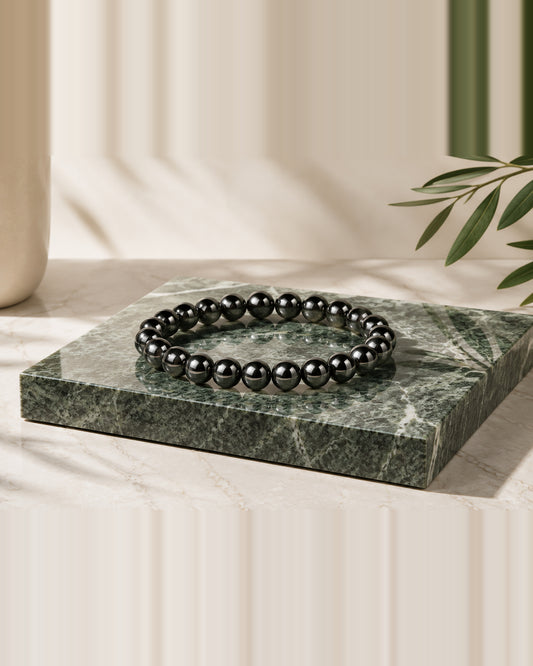 Bracelet Valion en hématite sur socle de marbre vert