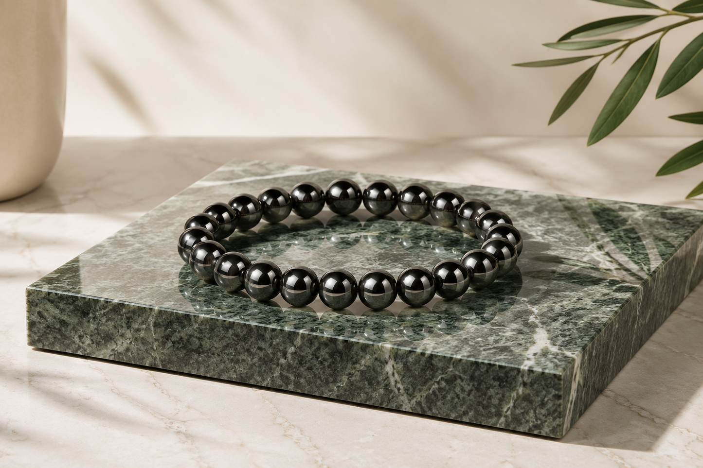 Bracelet Valion en hématite sur socle de marbre vert