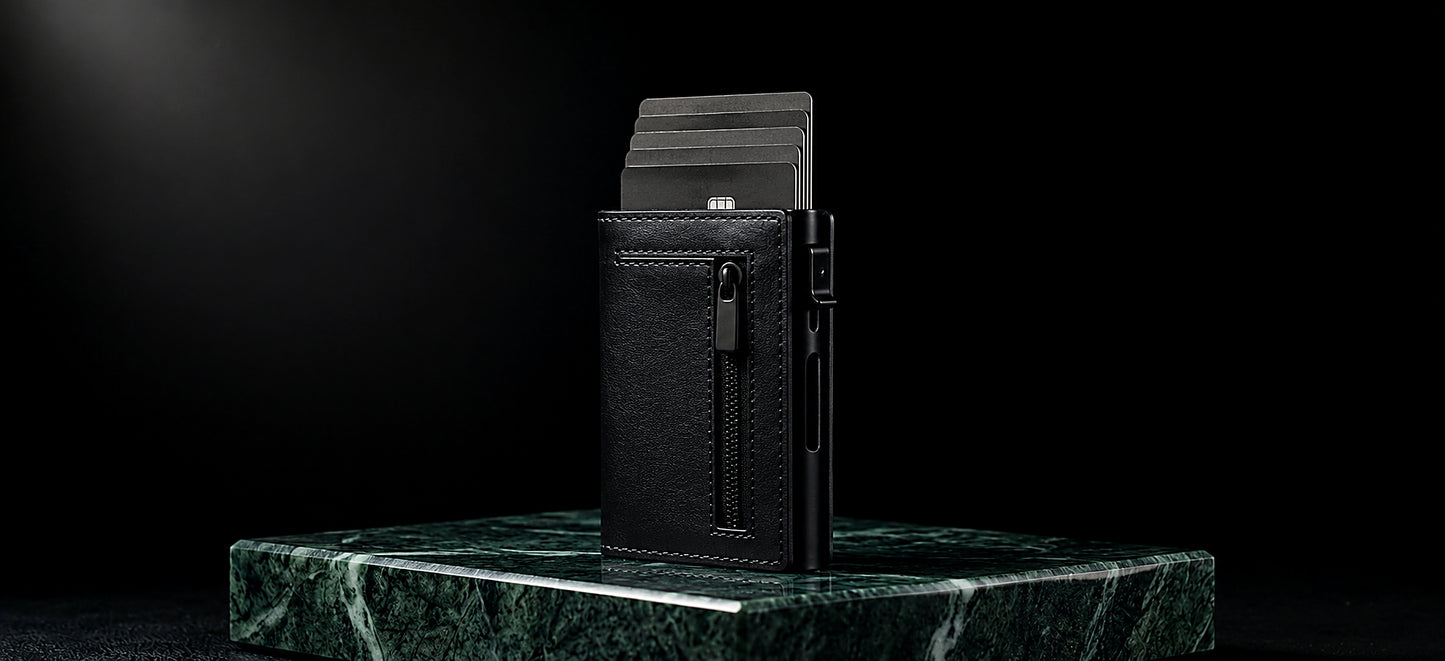 Le Portefeuille Valion — cuir noir sur marbre vert