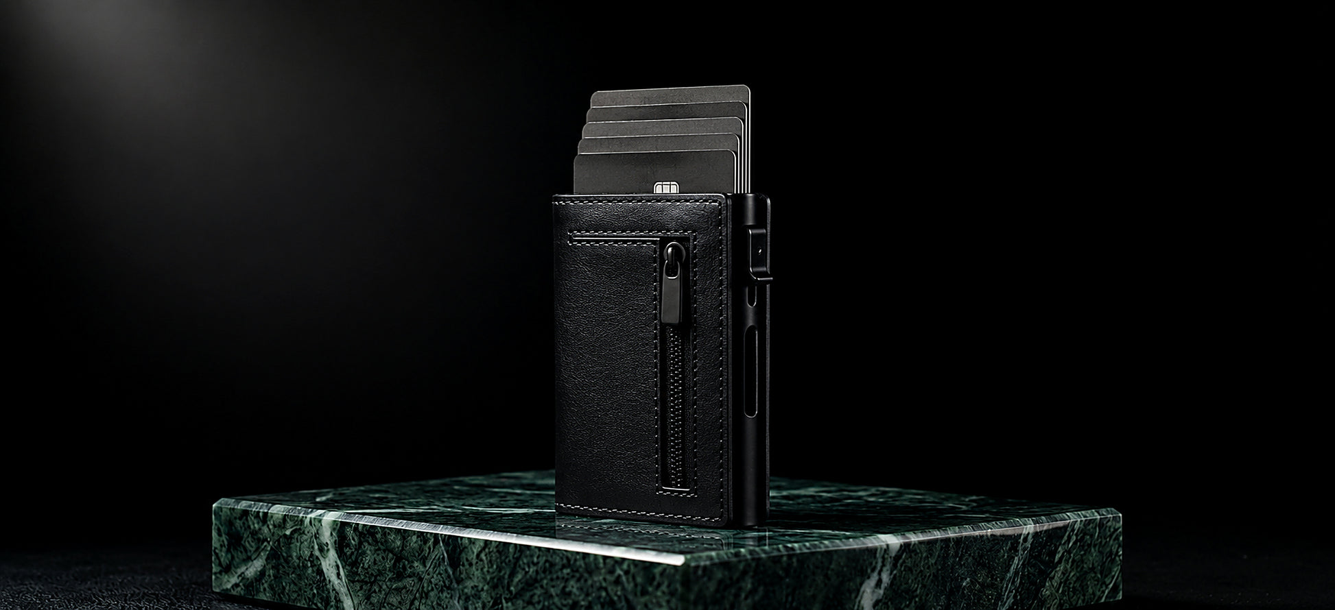 Le Portefeuille Valion — cuir noir sur marbre vert