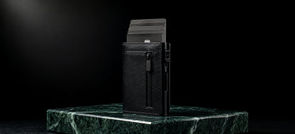 Le Portefeuille Valion — cuir noir sur marbre vert