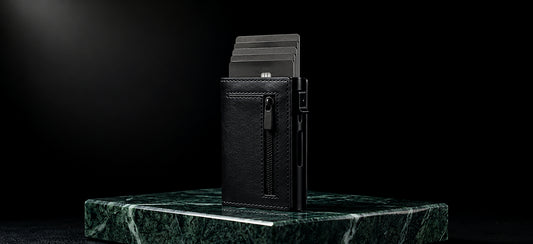 Le Portefeuille Valion — cuir noir sur marbre vert
