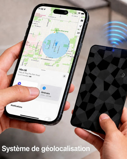 Valion Track Pro localisé sur la carte d'un iPhone, la carte traceur tenue à côté