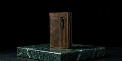 Le Portefeuille Valion — cuir marron sur marbre vert